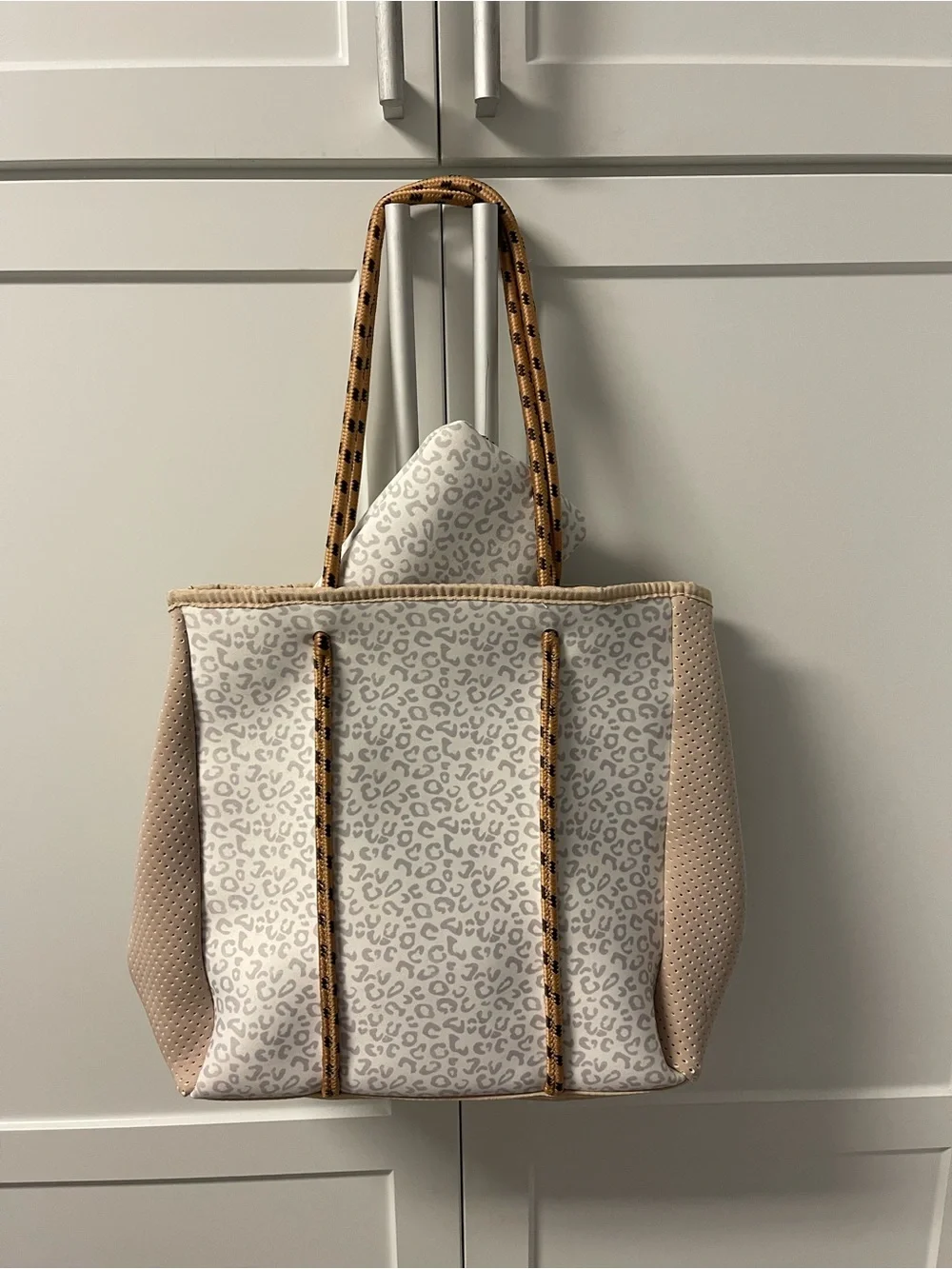 Cheetah Beige Large Meribella Tote be Jen & Co with Pouch NWOT